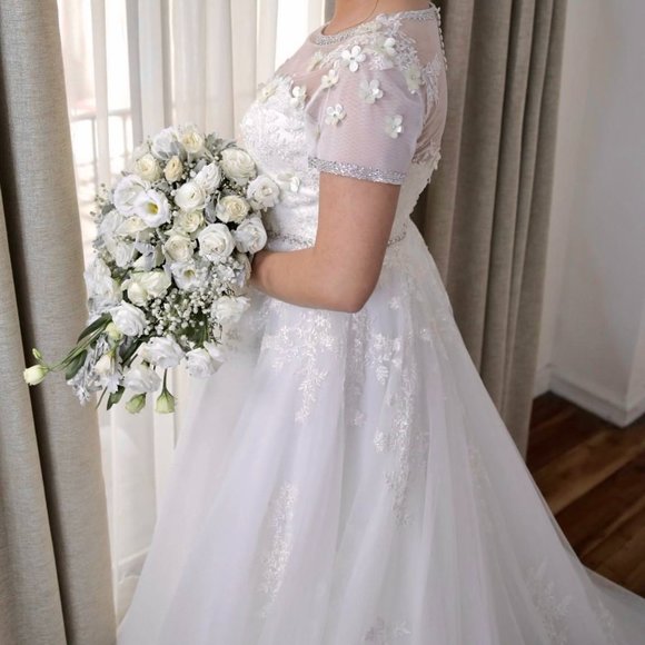 Wedding Gown - Picture 2 of 6